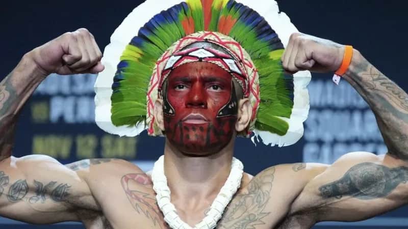 ¿Cuál es la Tribu de Alex Pereira?