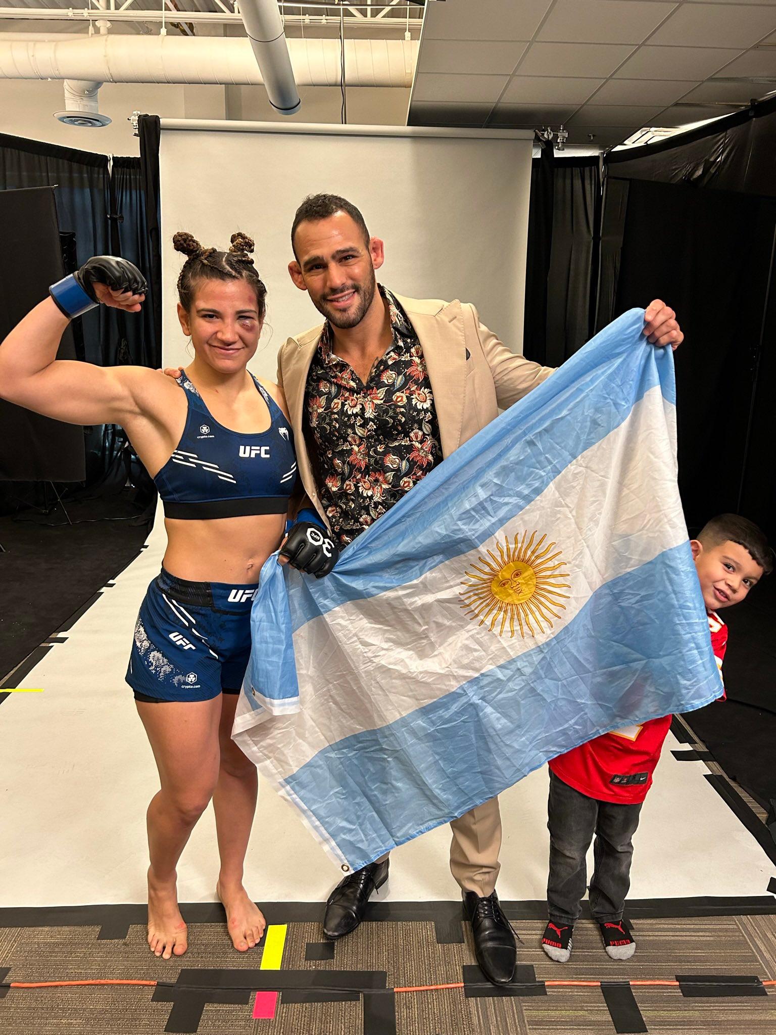 La peleadora de UFC argentina Alín Pérez junto al también peleador de UFC argentino Santiago Ponzinibbio