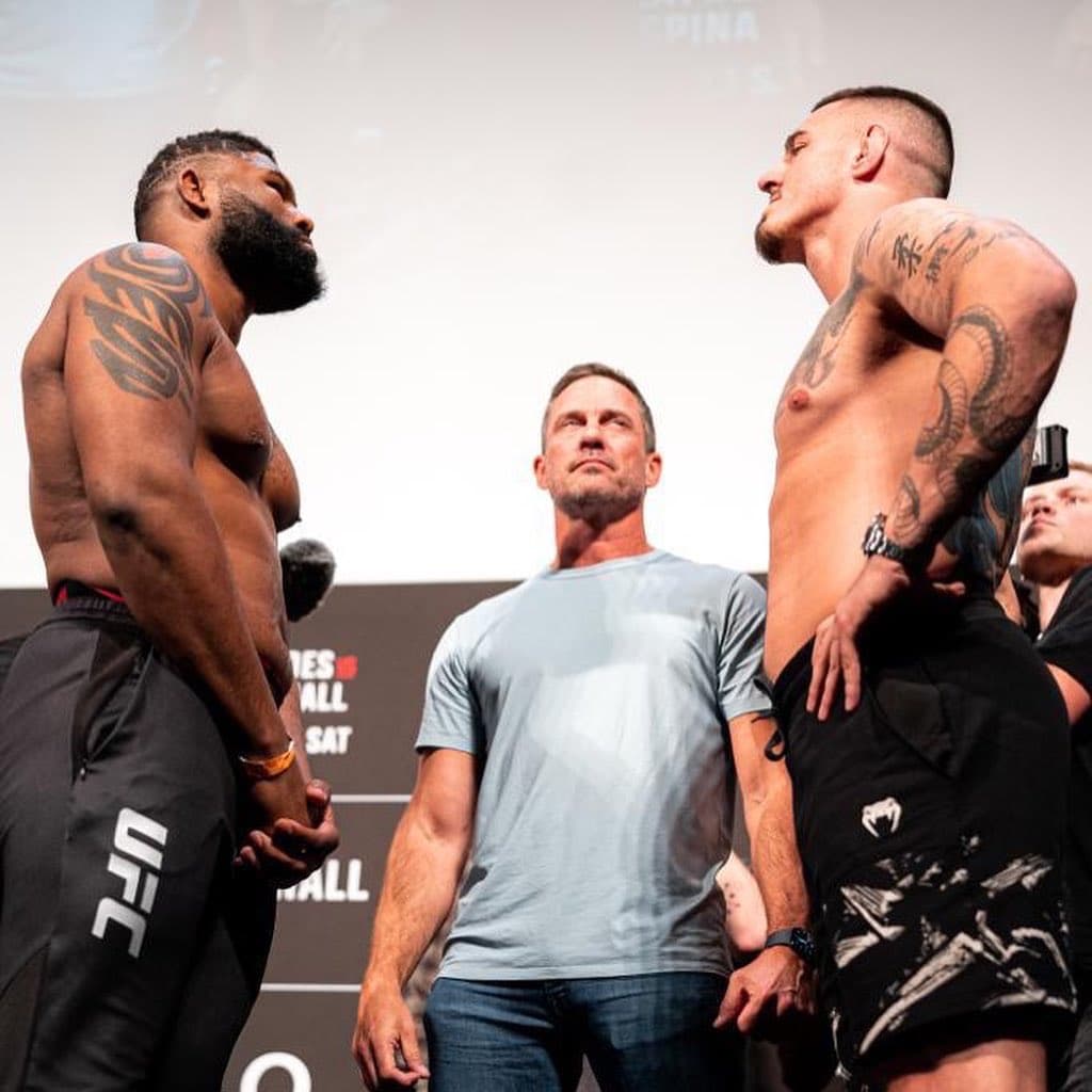 El peleador de UFC Tom Aspinall en el careo previo a su pelea