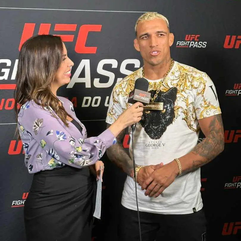 Charles Oliveria dando una entrevista con una periodista de UFC