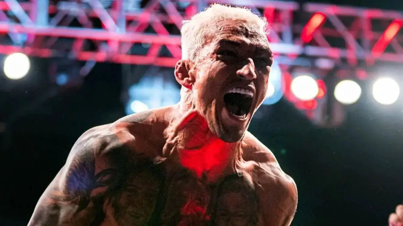 El peleador brasileño de MMA Charles Oliveira gritando a la cámara de forma eufórica luego de una victoria en un combate de UFC