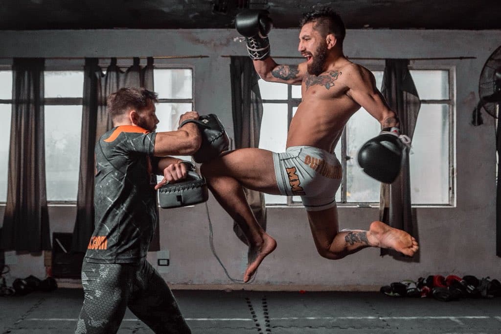 El peleador de UFC argentino Guido Cannetti dando un rodillazo en medio de un sparring