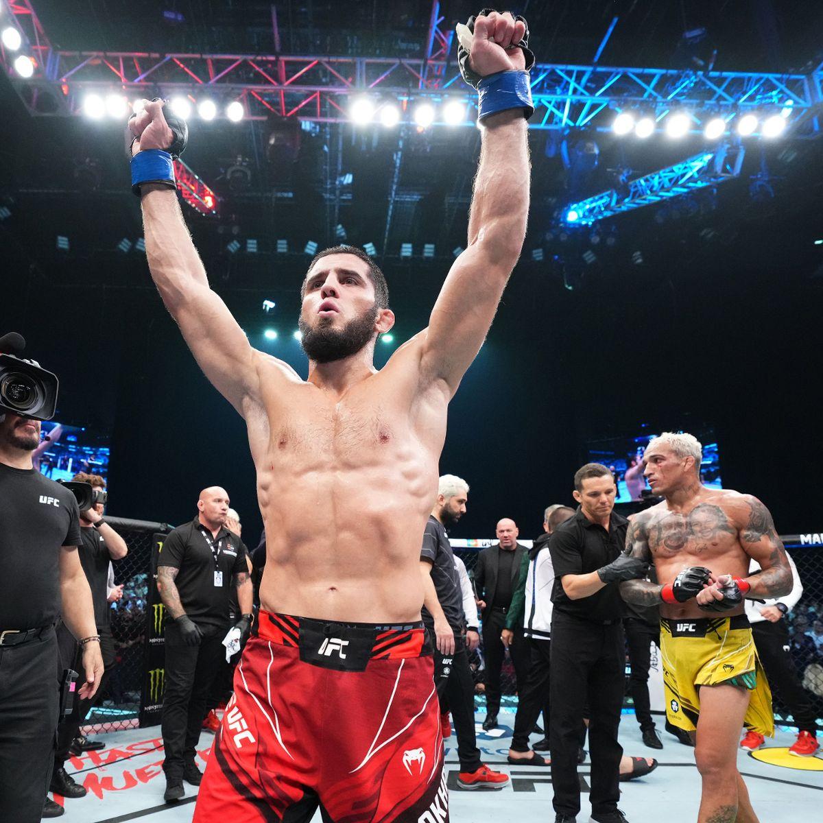 Islam Makhachev proclamándose campeón de Peso Ligero de UFC luego de derrotar a su rival Charles Oliveira