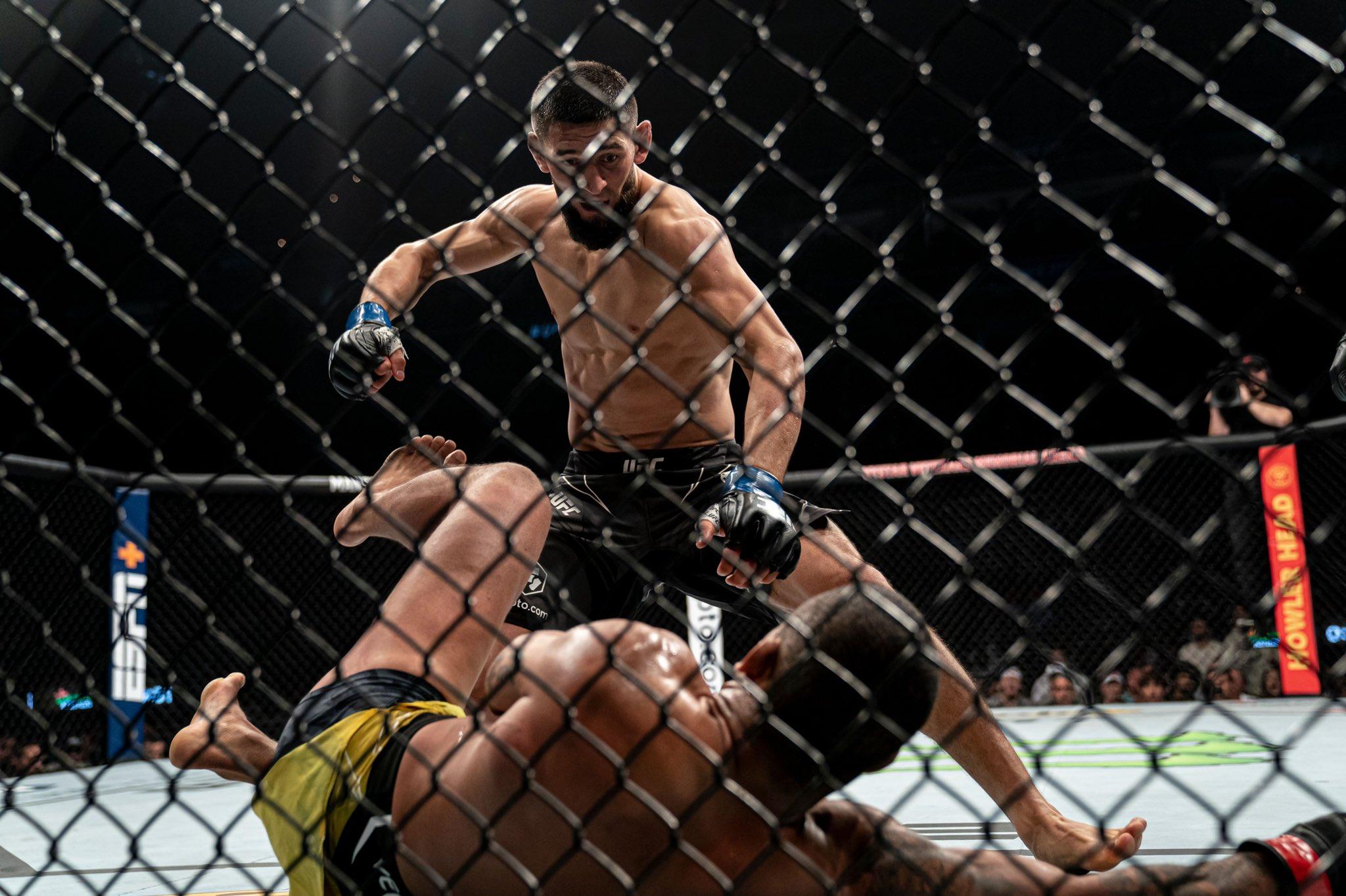 El peleador de mma ruso Khamzat Chimaev golpeando a su rival en el suelo en un combate de UFC