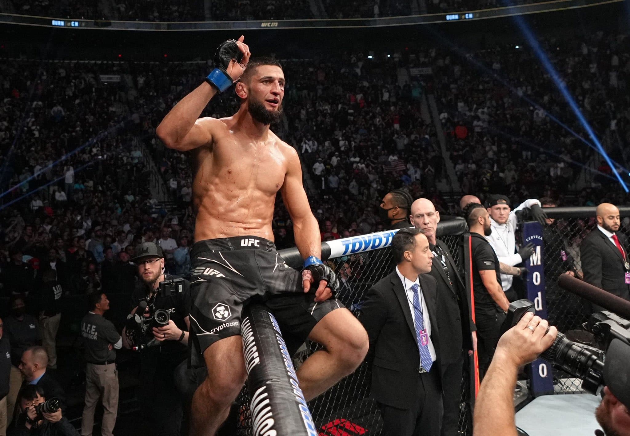 Khamzat Chimaev sentado en la pared del octagono luego de ganar su combate de UFC