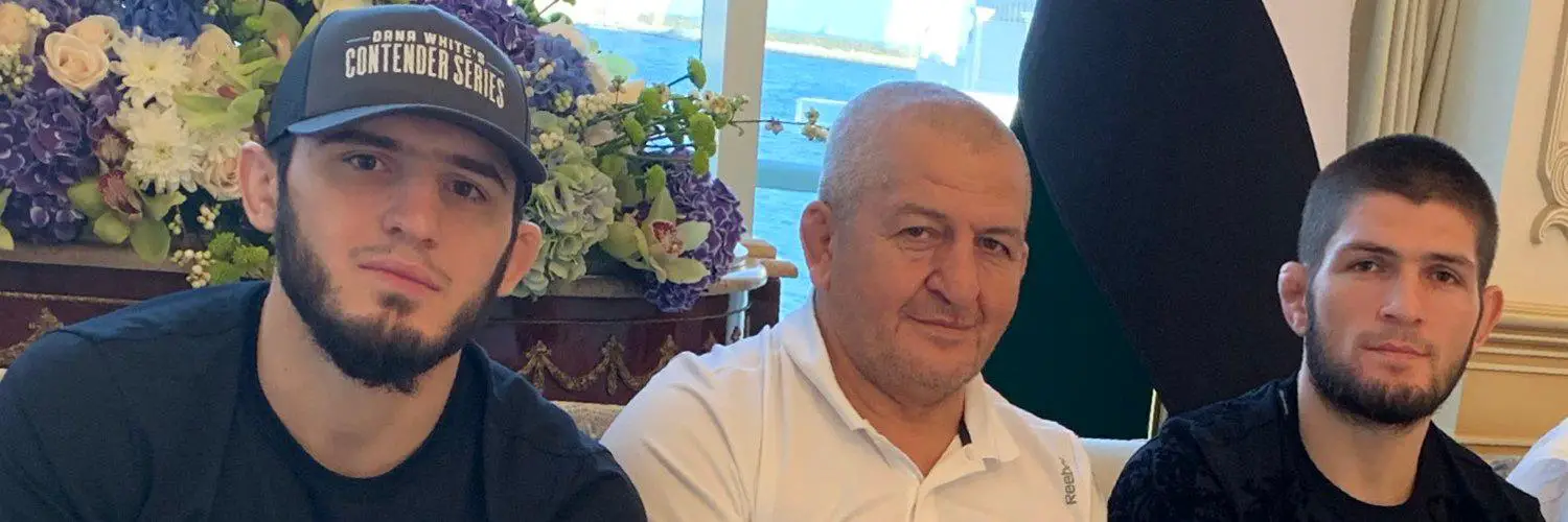 Islam Makhachev junto a Khabib Numagomédov y el padre de Khabib