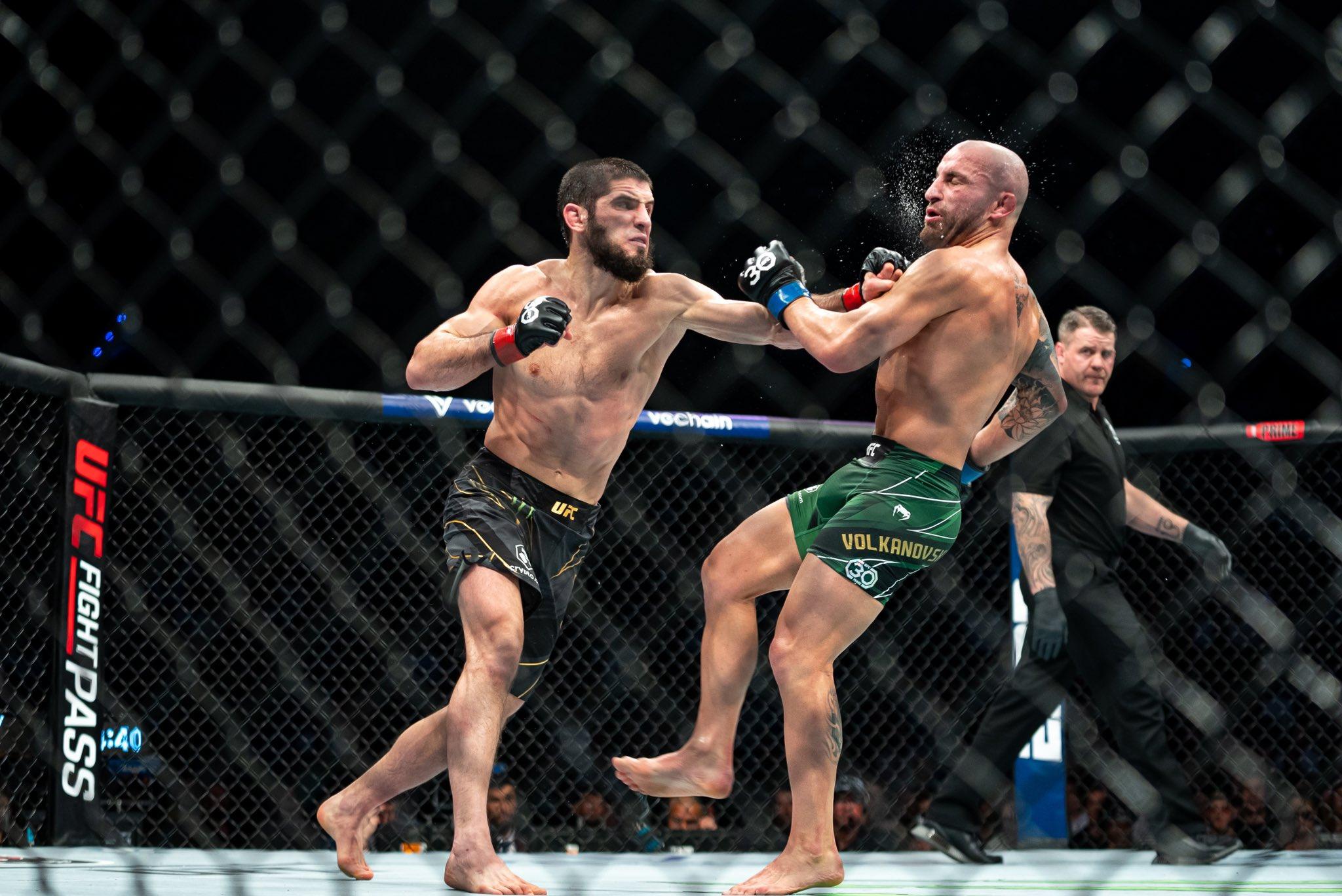 Islam Makhachev golpeando en el rostro a su rival ded UFC Alexander Volkanovski