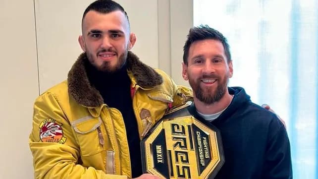 El peleador argentino de mma Laureano Staropoli y Lionel Messi sacandose una foto con el cinturón de campeón del peleador argentino