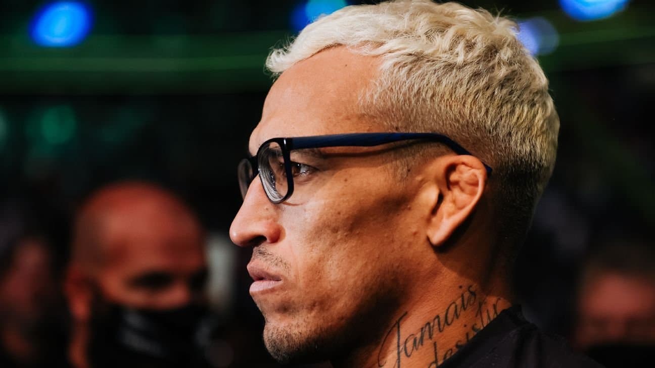 Charles Oliveira de perfil con sus lentes para la miopía