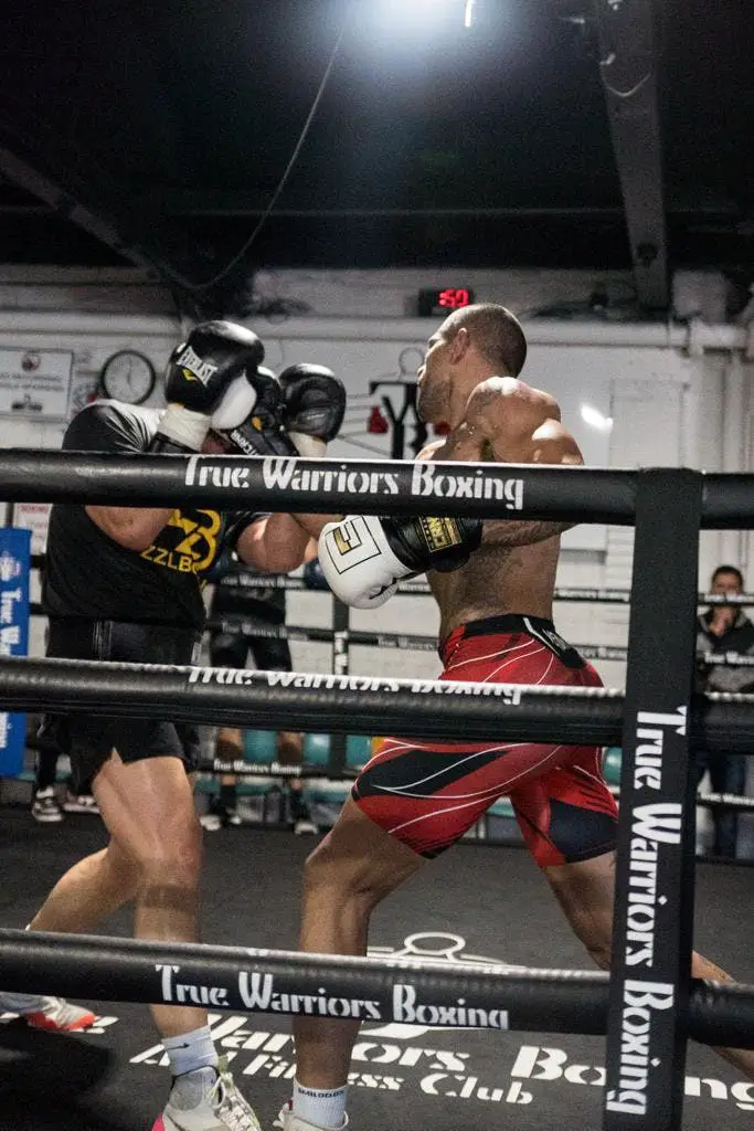 El peleador brasileño de Kickboxing Alex Pereira haciendo un sparring con un compañero