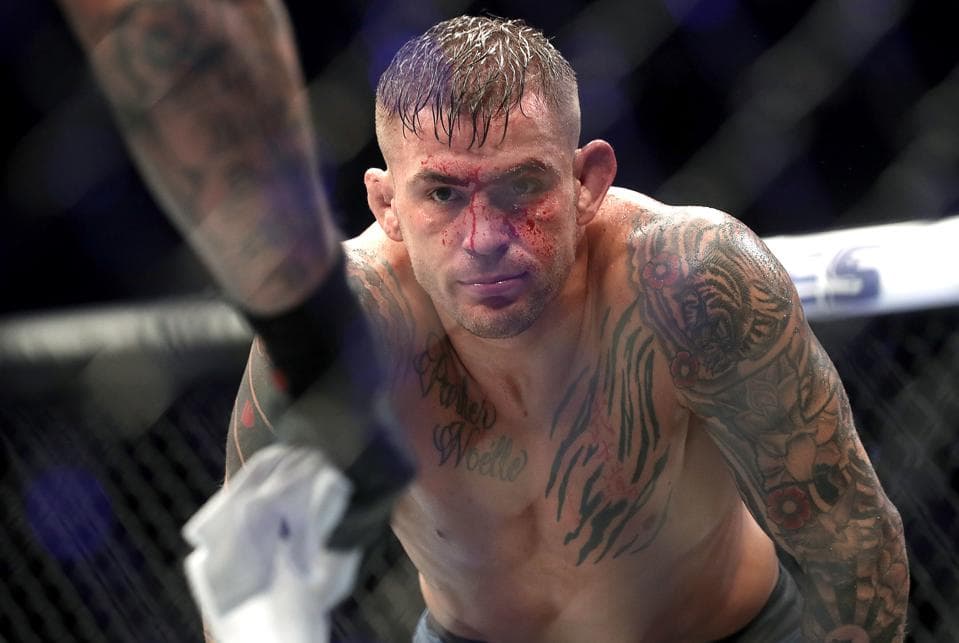 Dustin Poirier con sangre en el rostro durante una pelea de UFC