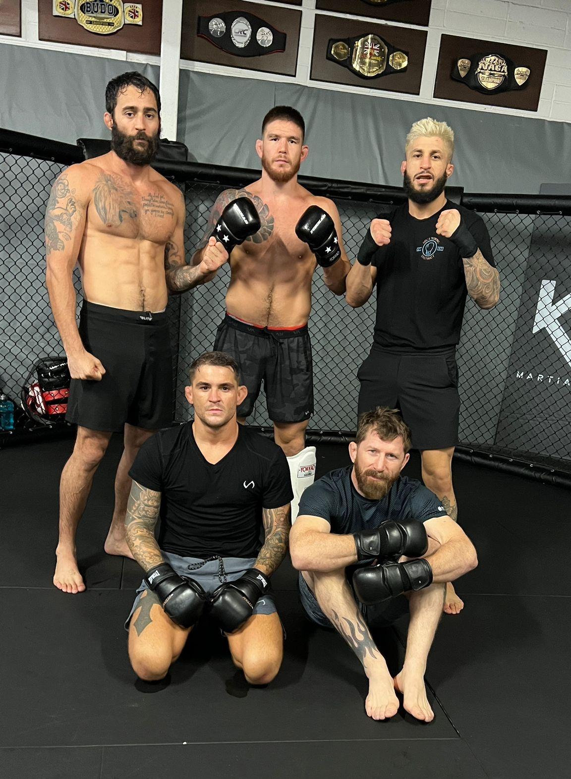 El peleador de UFC Dustin Poirier con sus amigos luego de un entrenamiento en el gimnasio