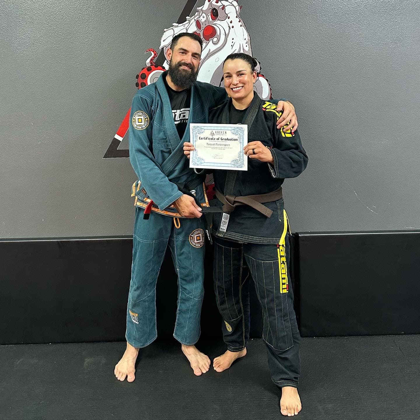 Raquel Pennington en el gimasio con su entrenador