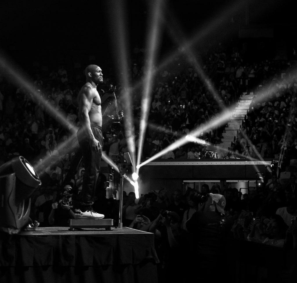 Kamaru Usman en frente de una multitud de personas en blanco y negro