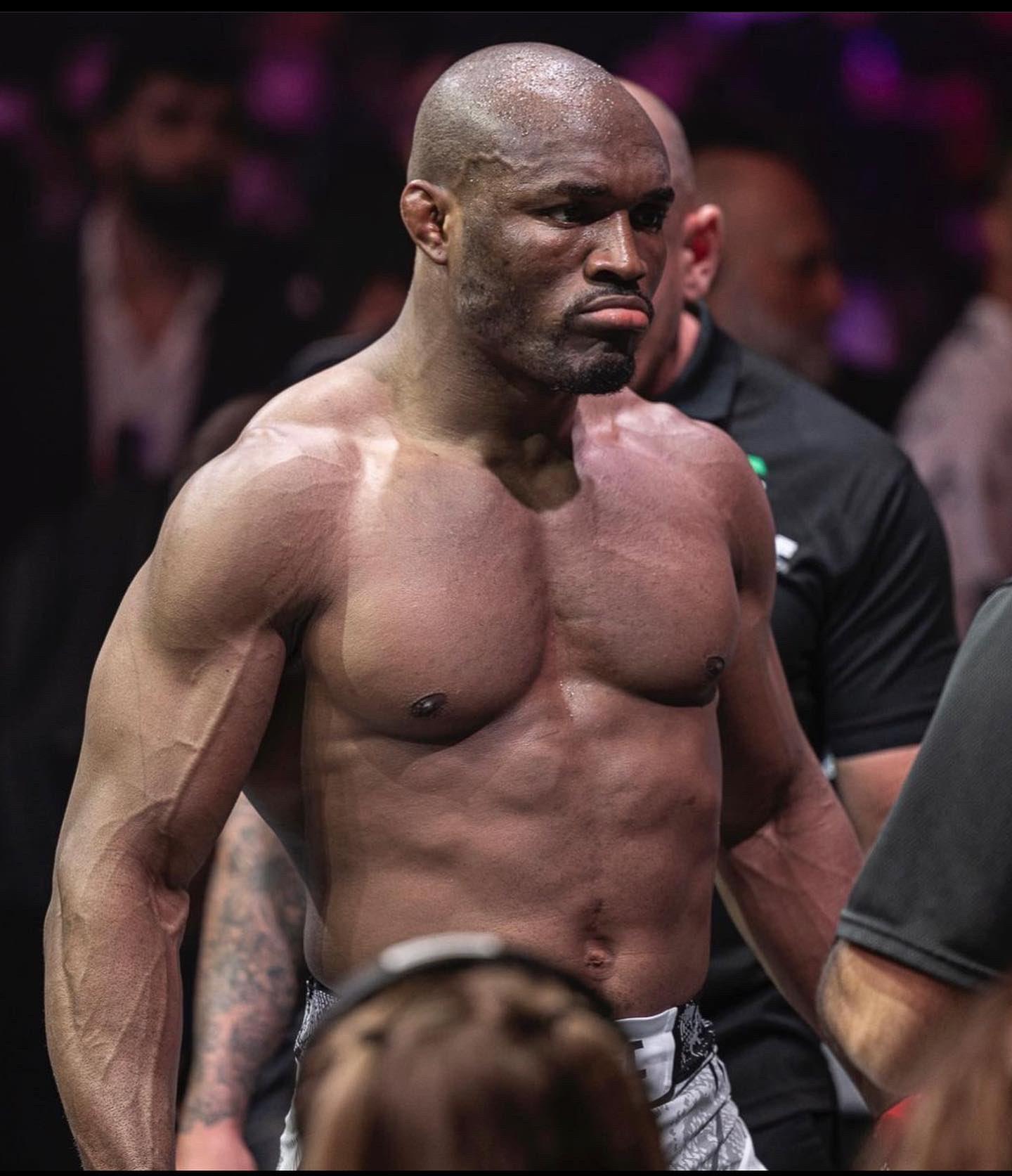 Kamaru Usman entrando al octagono en el que peleara en UFC